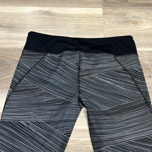 Under armour Capri length  leggings size medium - Picture 8 of 8